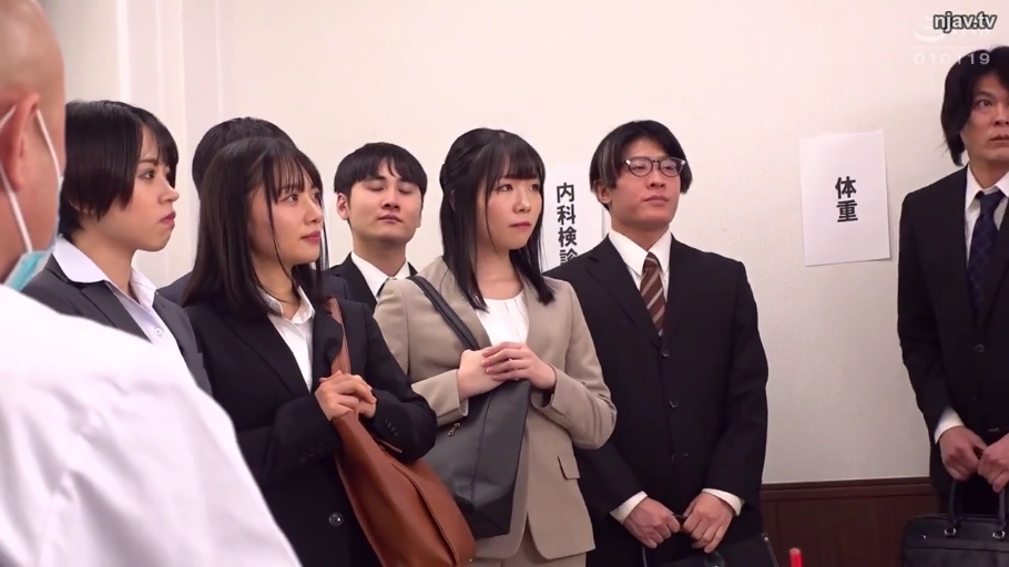 木然 · 米色西装外套 · 告示纸 · 诊所 · 体检告示牌