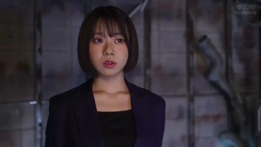 严肃 · 站立 · 凝视 · 西装 · 仓库 · 短发 · 半身像