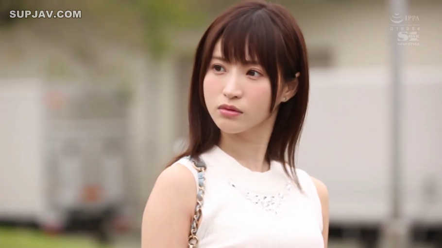 忧郁 · 站立 · 面部特写 · 凝视 · 户外 · 长发 · 白色无袖上衣 · 单肩包