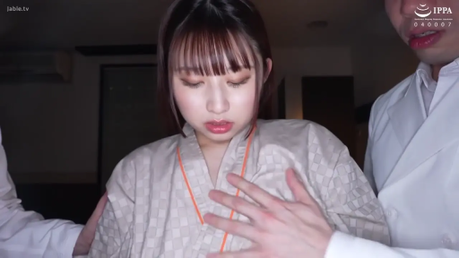 医院或诊疗室 · 嘴微张 · 男子抚摸胸部的手部特写 · 浅色格纹浴衣 · 灯光较暗