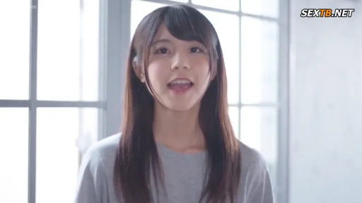 面部特写 · 灰色T恤 · 正面站立 · 室内窗边