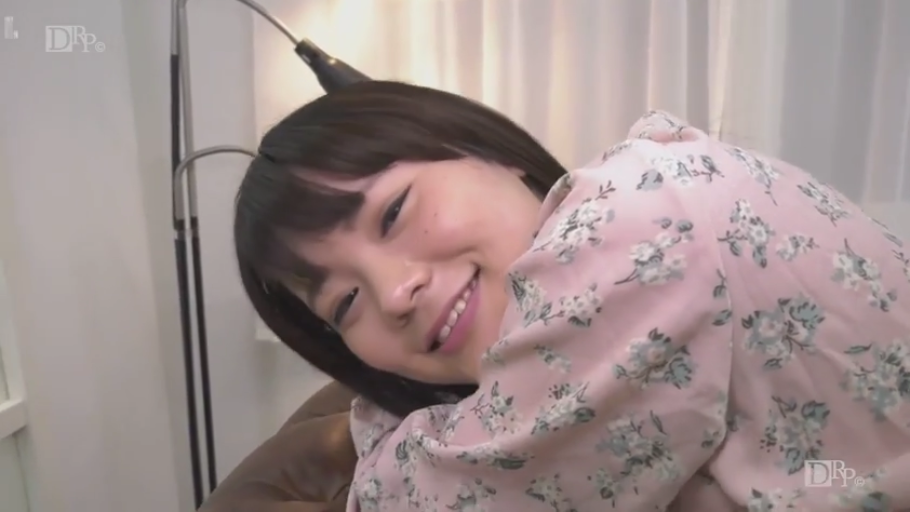 脸部特写 · 甜美微笑 · 室内卧室 · 碎花粉色长袖上衣
