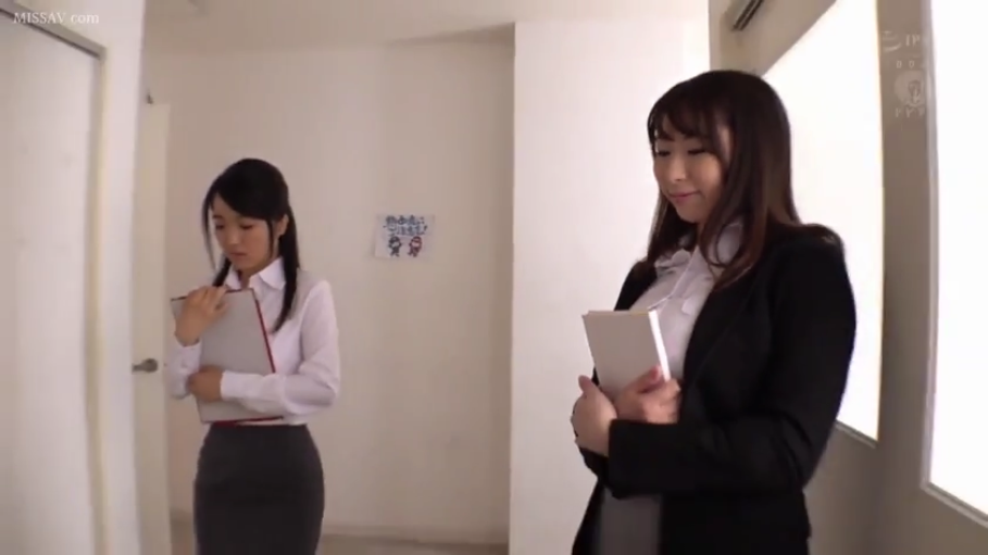 室内 · 站立 · 中景 · 平静 · 职业装 · 文件夹 · OL · 拿着文件夹