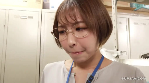 眼镜 · 迟疑 · 眼镜 · 储物室 · 职业装衬衫