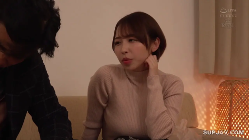 沙发 · 台灯 · 昏暗灯光 · 略显羞涩 · 米色高领针织衫 · 女性面部中景