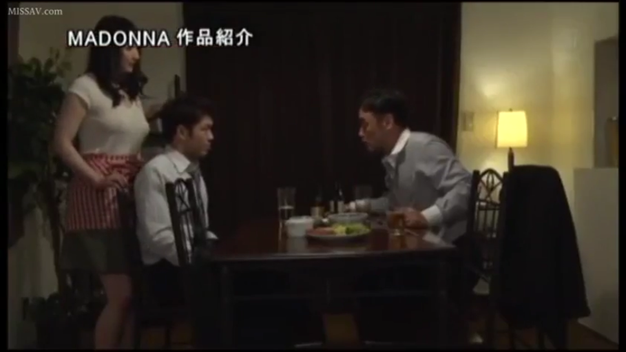 平静 · 食物 · 家中 · 女性穿着白色短袖上衣和围裙