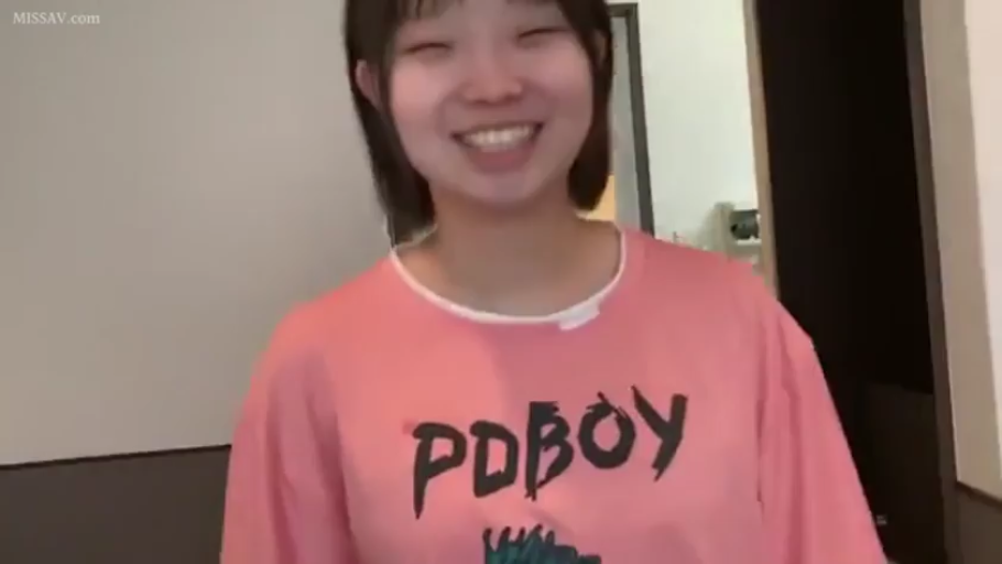 室内 · 上半身特写 · 害羞的神情 · 粉色印花T恤