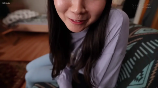 寝室 · 表情羞涩 · 女生面部特写 · 淡紫色长袖上衣