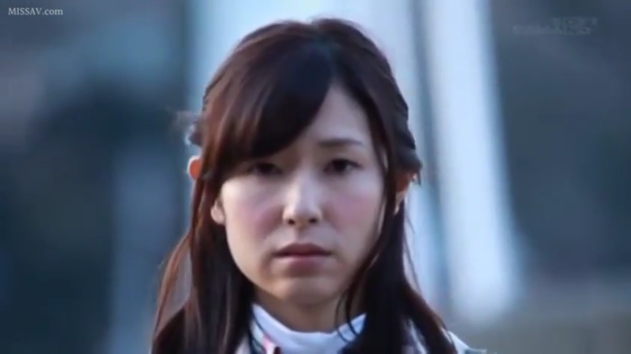 面无表情 · 脸部特写 · 户外 · 高领服装
