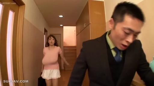女子穿粉色短袖上衣 · 室内走廊 · 公文包 · 女子上半身特写 · 女子面无表情注视