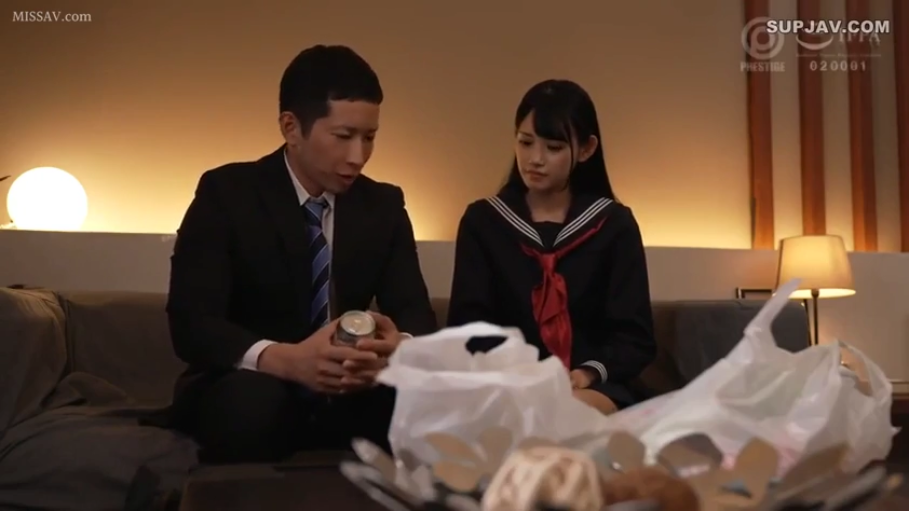 室内 · 坐姿 · 严肃 · 中景 · 交流 · 西装 · 易拉罐