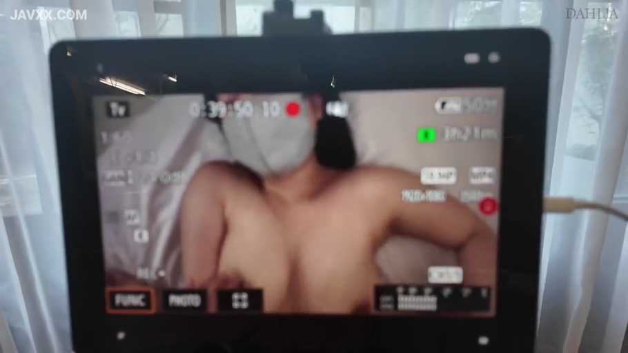 室内 · 佩戴口罩 · 口罩 · 女性上半身特写 · 面部被口罩遮挡 · 相机录制界面信息