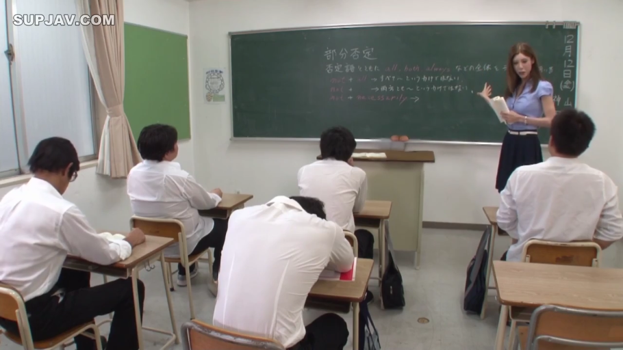 教室 · 专注 · 站立 · 全景 · 职业装 · 授课 · 黑板 · 女教师