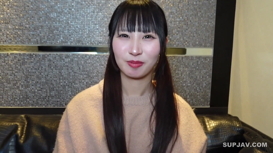 酒店房间 · 脸部特写 · 温柔 · 米色针织毛衣