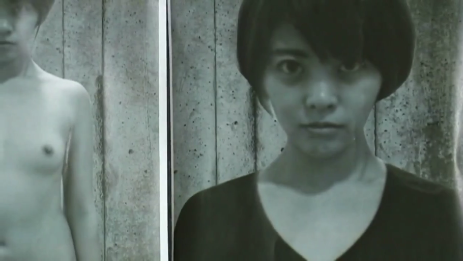 室内 · 胸部 · 站立 · 裸体 · 注视 · 冷淡 · 黑白