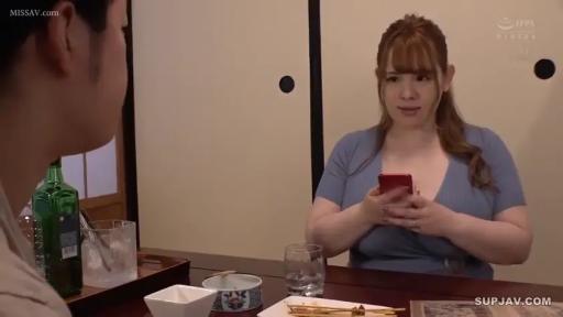 座り姿勢 · 巨乳 · 和室 · 微笑 · 携帯電話 · 使用手机 · 蓝色低胸上衣