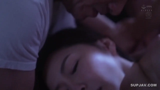 脸部特写 · 卧室 · 闭眼 · 亲吻 · 躺姿 · T恤 · 低光照