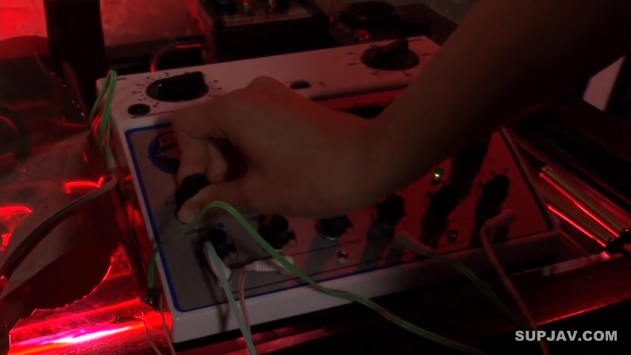 室内 · 手部 · 红色灯光 · 伸手 · 调节 · 电疗仪