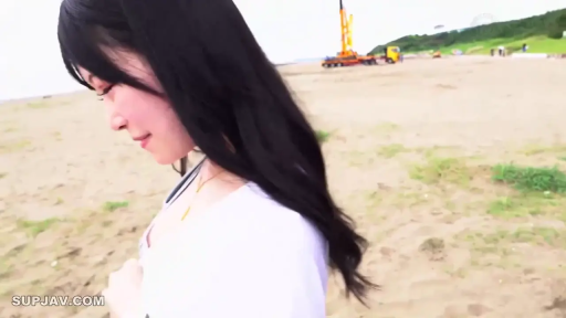 温柔 · 白色上衣 · 侧脸特写 · 海滩