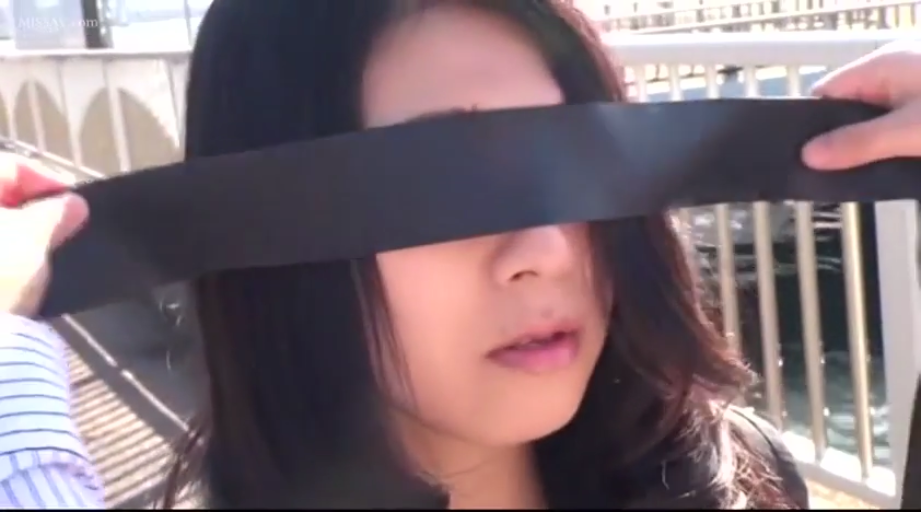 双眼特写 · 略显呆滞 · 桥上 · 便装 · 黑色胶带 · 阳光充足