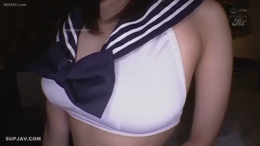 室内 · 锁骨特写 · 深蓝色条纹水手领