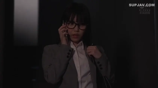 专注 · 办公室 · 深灰色西装外套 · 面部特写 · 黑框眼镜
