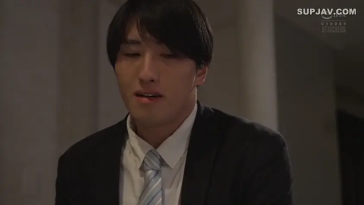 室内 · 坐姿 · 面部特写 · 恍惚 · 西装 · 男性 · 俯视