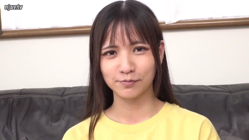 沙发 · 脸部特写 · 微笑 · 黄色圆领T恤