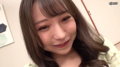 室内 · 脸部特写 · 浅色上衣