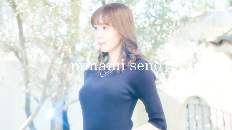 微笑 · 半身 · 凝视 · 户外 · 黑色紧身衣 · 侧身站立