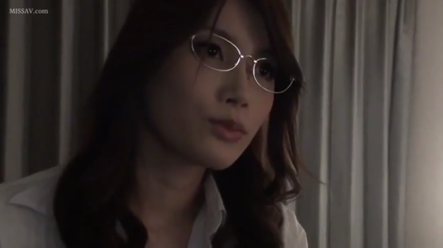 室内 · 坐姿 · 严肃 · 眼镜 · 脸部特写 · 白衬衫 · 注视 · 长发