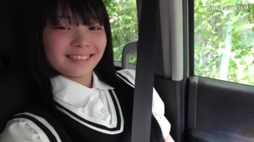 坐姿 · 校服 · 微笑 · 面部特写 · 车内 · 注视镜头 · 安全带 · 齐刘海