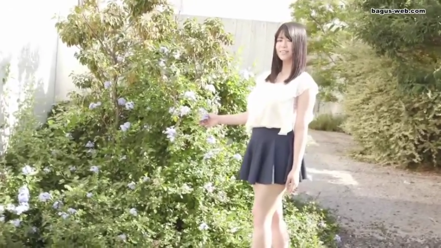 全身 · 站立 · 微笑 · 清纯 · 户外花园 · 白色荷叶边上衣 · 赏花