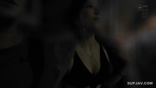 昏暗室内 · 神情迷离 · 光线阴暗 · 黑色深V吊带上衣 · 颈部与胸部轮廓
