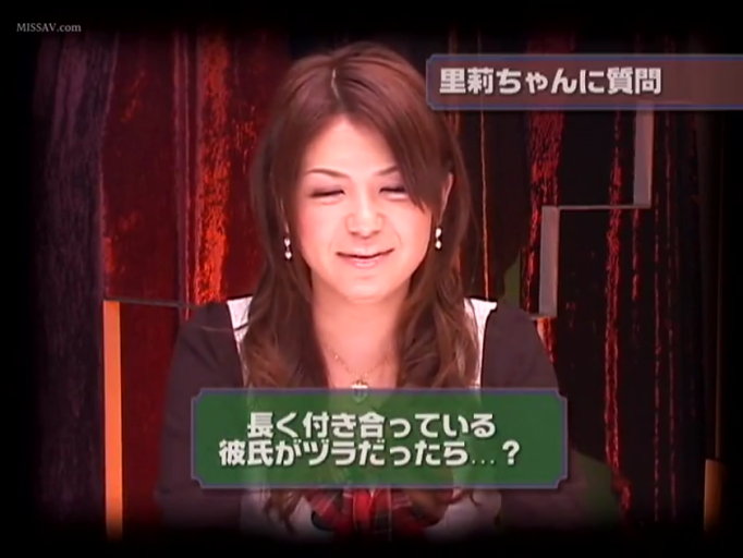 微笑着 · 深色上衣 · 演播室 · 人物面部特写 · 字幕框 · 电视节目字幕