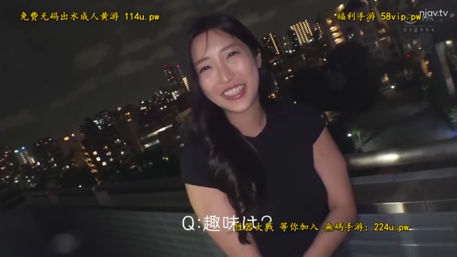 上半身特写 · 开心 · 夜晚 · 黑色短袖T恤 · 城市灯火背景