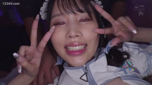 室内 · 美甲特写 · 女仆装 · 眼神迷离 · 女仆头饰 · 光感强烈