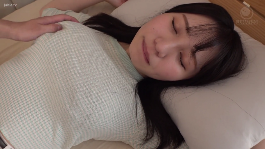 卧室 · 闭眼 · 枕头 · 仰卧 · 面部特写 · 长发 · 被抚摸 · 格子短袖