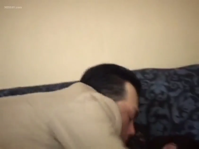 室内 · 俯身 · 专注 · 沙发 · 西装 · 侧脸 · 舔吻 · 成年男性