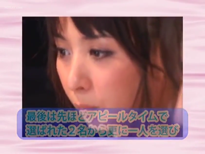 若有所思 · 脸部特写 · 带有MISSAV水印 · 演播室 · 服装细节不详