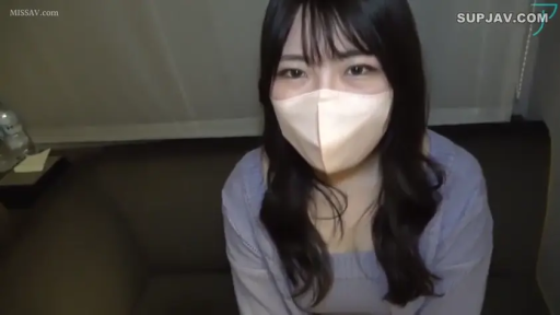 室内 · 坐姿 · 中景 · 平静 · 面对镜头 · 长发 · 口罩 · 紫色上衣