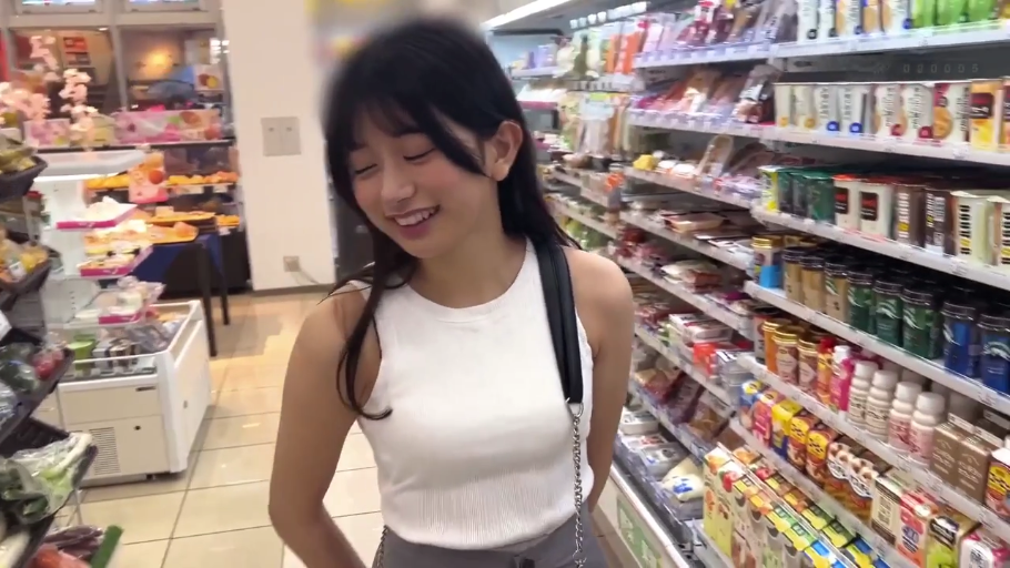 站立 · 半身 · 白色背心 · 便利店 · 货架 · 笑容 · 素人 · 逛街