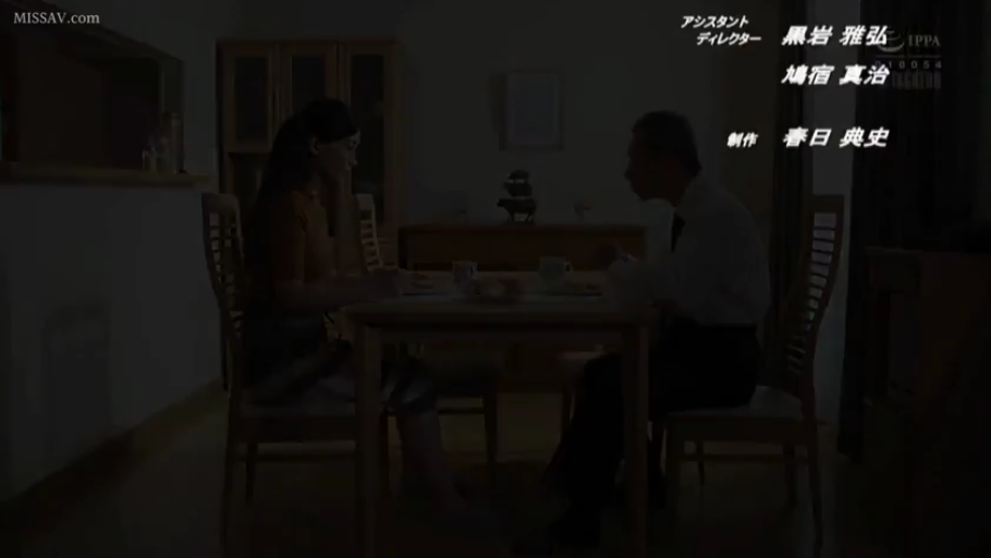 日常 · 餐厅 · 深色短袖上衣 · 碗盘 · 有演职人员名单字幕