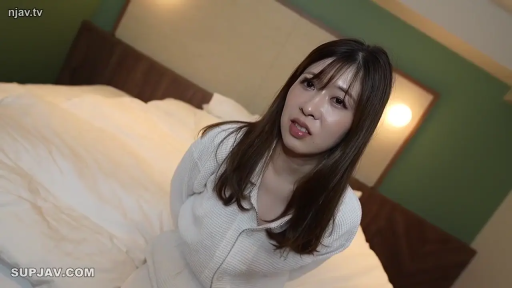 坐姿 · 卧室 · 床 · 半身特写 · 凝视 · 长发 · 哀求 · 白色睡衣