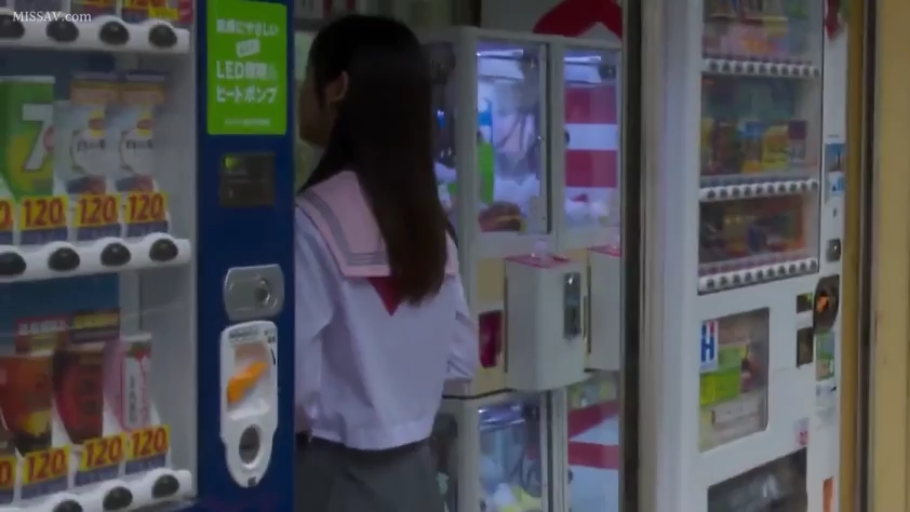 自动贩卖机旁 · 百褶裙 · 无明显表情 · Vending machine · 后背视角