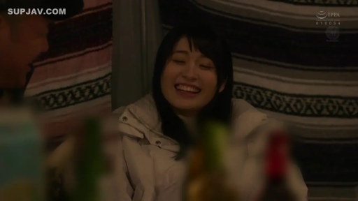 室内 · 坐姿 · 中景 · 开心 · 欢笑 · 羽绒服 · 条纹毯子