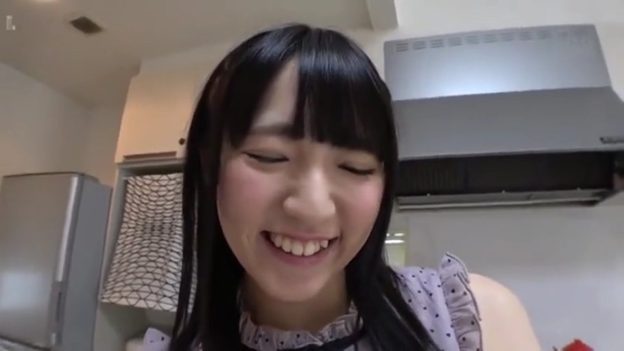 脸部特写 · 厨房 · 紫色荷叶边上衣