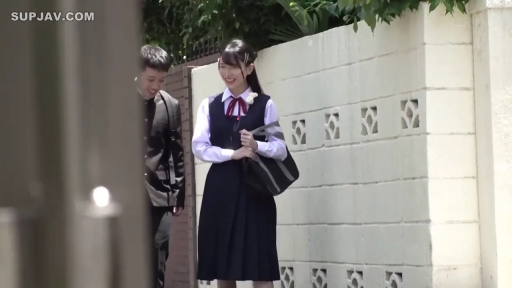 笑容 · 连衣裙校服 · 住宅区围墙外 · 学生书包 · 人物半身特写