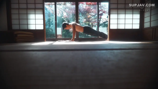 专注 · 和室 · 逆光 · 深色长裤