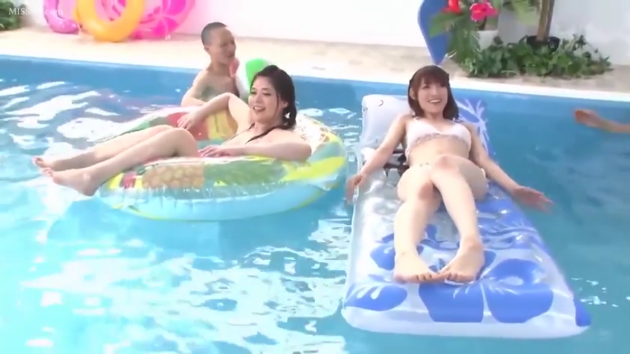 嬉笑 · 游泳池 · 水上浮排 · 泳装细节 · 夏日氛围 · 比基尼泳装